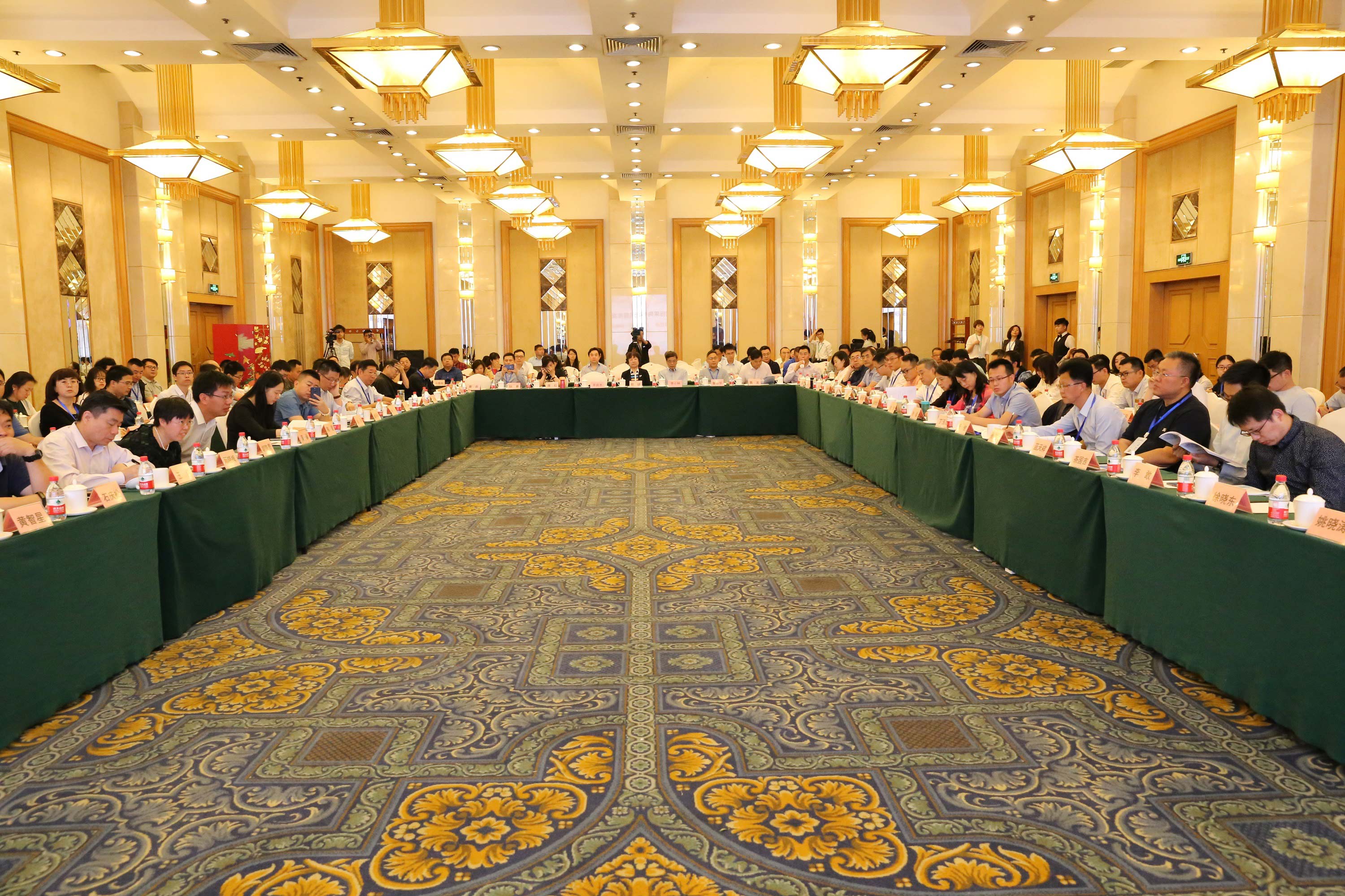 “互聯(lián)網(wǎng)+”招標采購與公共服務發(fā)展創(chuàng)新研討會在京召開